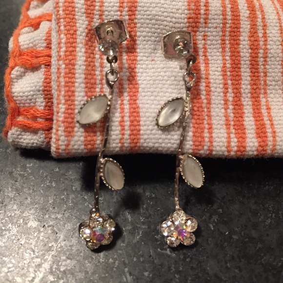 Dangling flower earrings with rhinestones