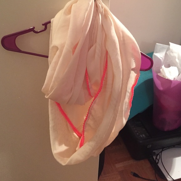 Hollister Circle scarf