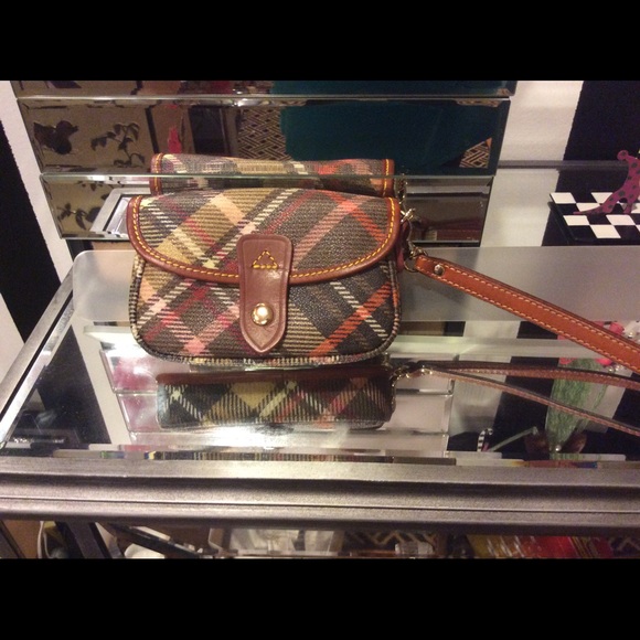 🐯Dooney & Bourke Plaid Wristlet🐯