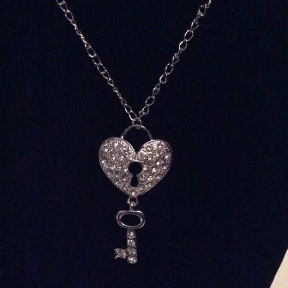 Heart & Key Crystal Rhinestone Necklace New - Picture 2 of 2