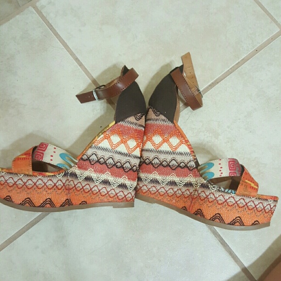 MIA Wedges - Picture 2 of 3