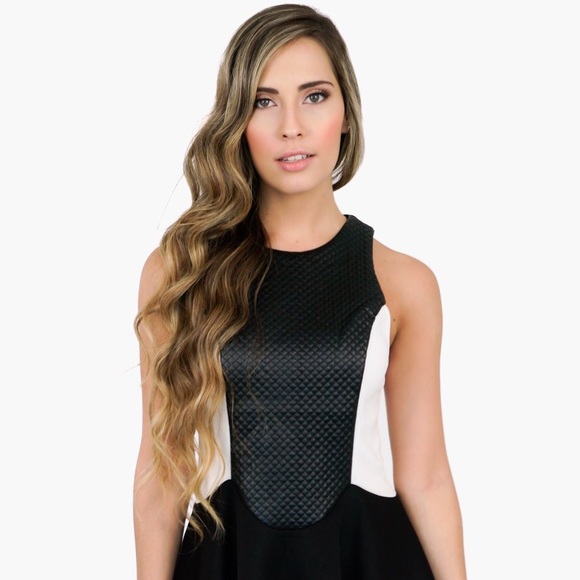 Black and White Textured Flared Dress - Picture 4 of 5