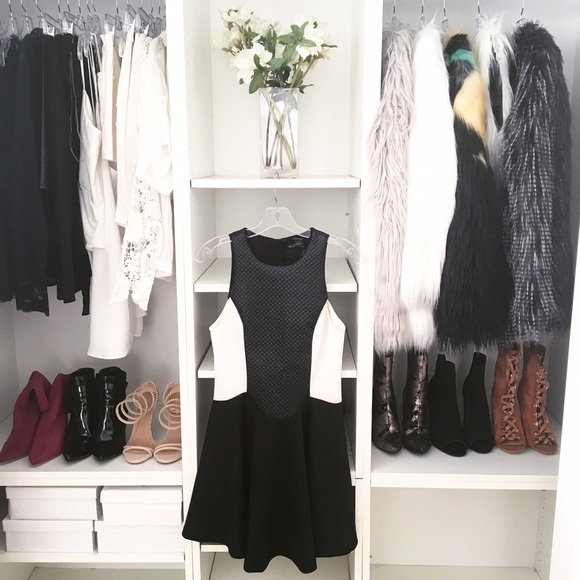 Black and White Textured Flared Dress - Picture 2 of 5