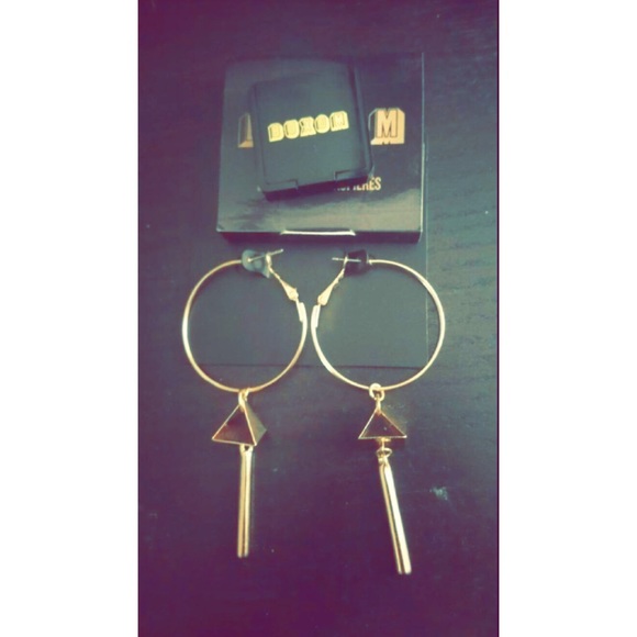 Buxom gold shadow with gold earrings