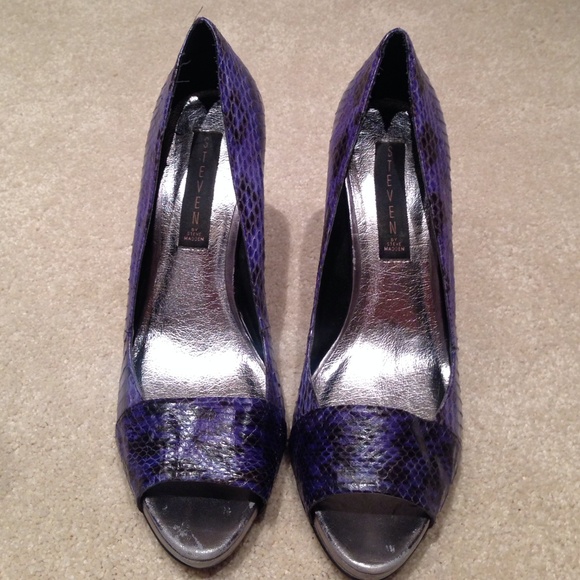 Steve Madden Snake print heel