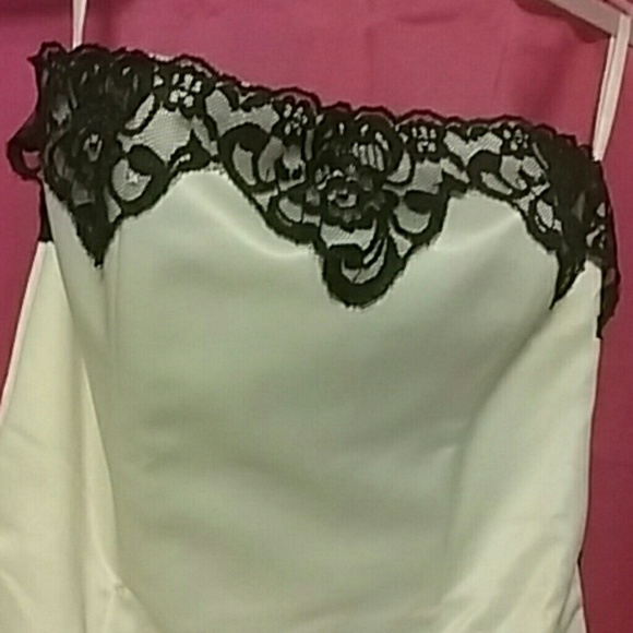 Dress - Picture 3 of 4