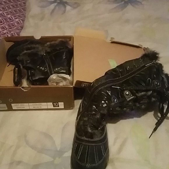 Snow boots