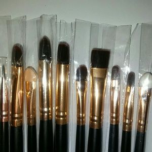 11 cosmetic brushes