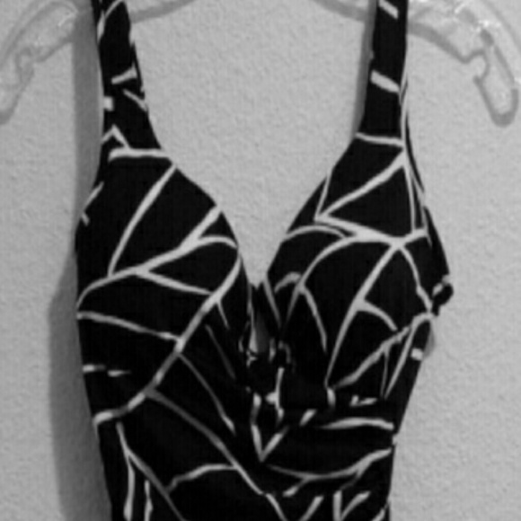 Sz 8 miraclesuit it has underwire and padding