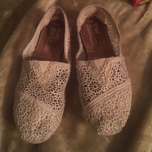 Cream colored lace toms