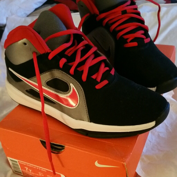 SALE Nike Team Hustle D6 Sz 7Y Boys
