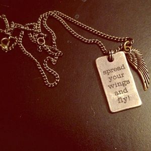 Chiseled wings necklace with giftbag