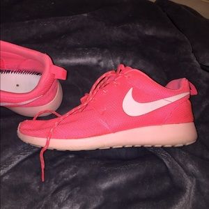 Coral Nike roshe