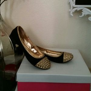 JustFab gold and black studded flats. Size 9