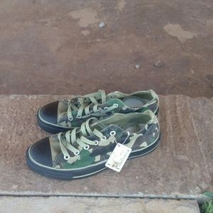 Like New Converse shoes