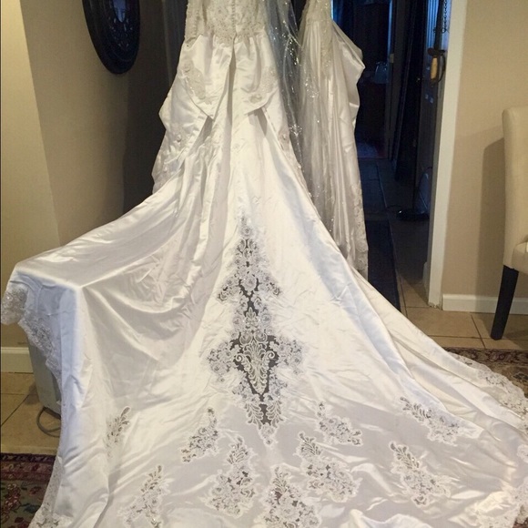 Wedding gown - Picture 1 of 2