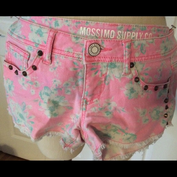 Pretty pink floral mini shorts size 1.