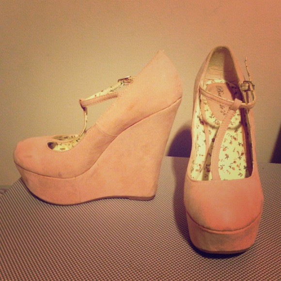 Breckelles Shoes - Pale pink closed toe wedges