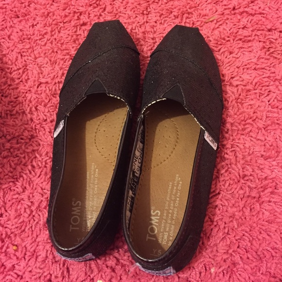 Black sparkled Toms sz 5 in KIDS