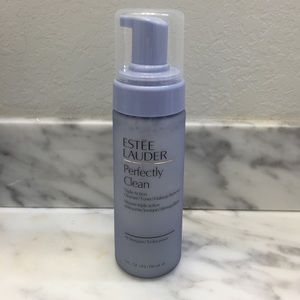Estée Lauder perfectly clean cleanser