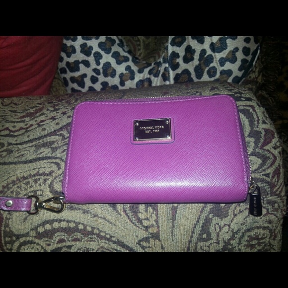 Michael Kors Handbags - Michael Kors wristlet
