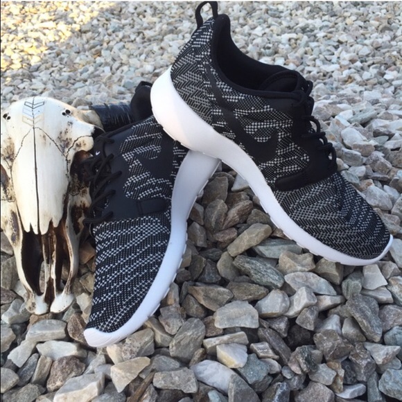 Nike Shoes - Nike Rosherun