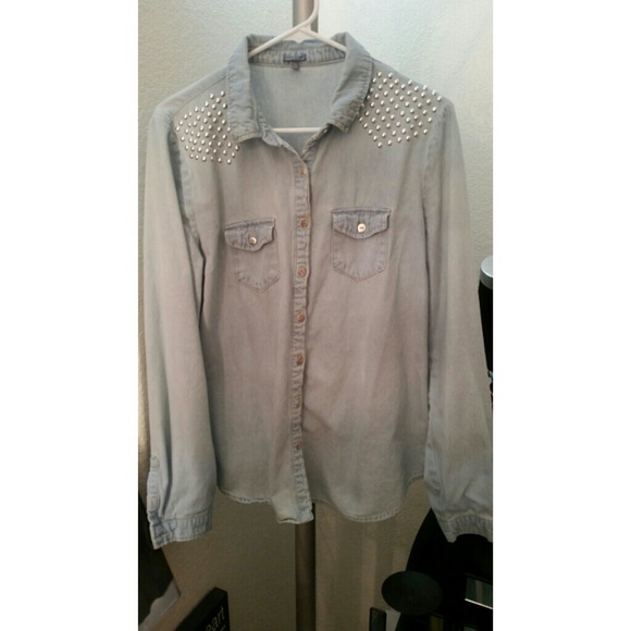 Light denim shoulder studded blouse. Size L