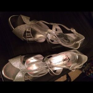 Size 8 Fioni heels Silver NWT