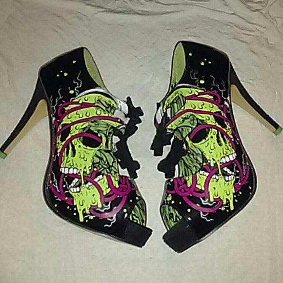 ZOMBIE HEELS....Just in time for halloween