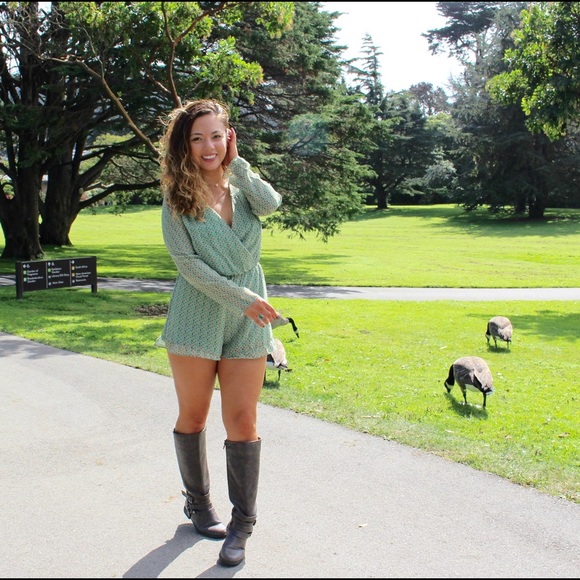 🔴SOLD🔴 Minimal Floral Print Romper - Picture 4 of 4