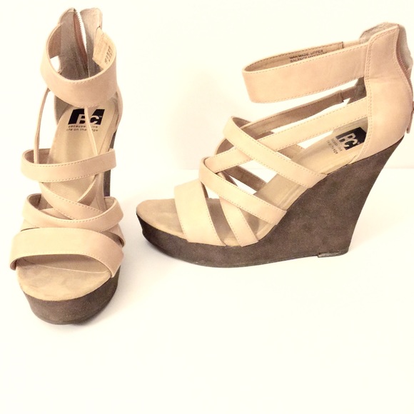 Like new BC strappy nude wedges size 9.5