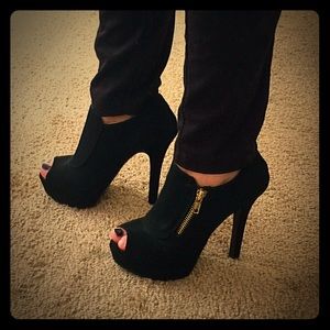 Black heels with side zipper