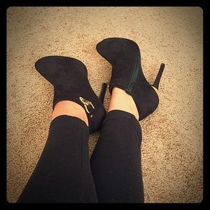 Black closed heels
