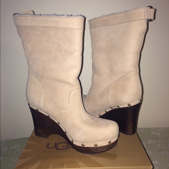 UGG CARNAGIE BOOTS