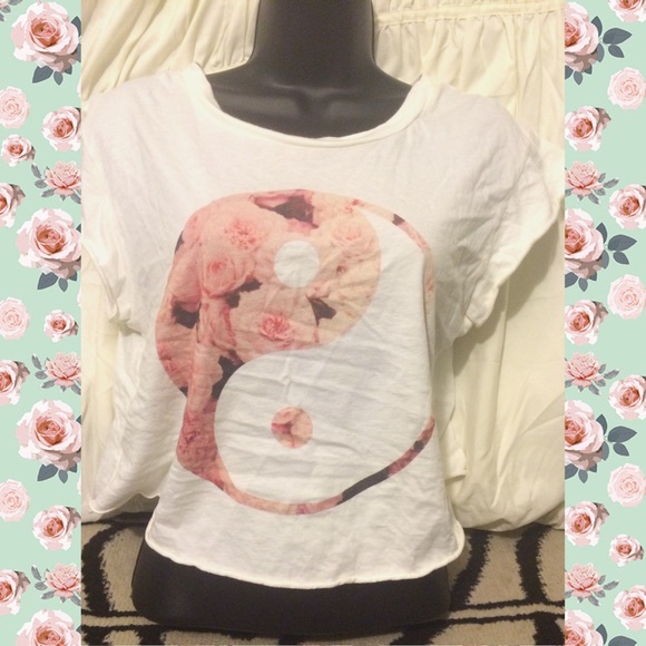 Brandy Melville Tops - 🎀Brandy Melville🎀 cropped tee