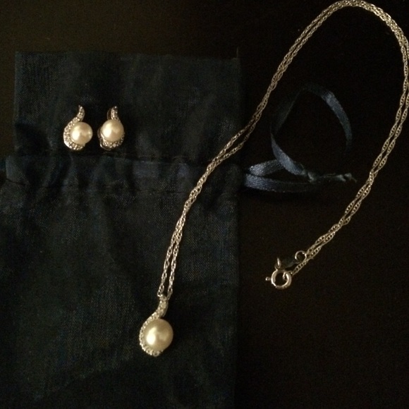 Sterling silver / pearl, necklace and earrings