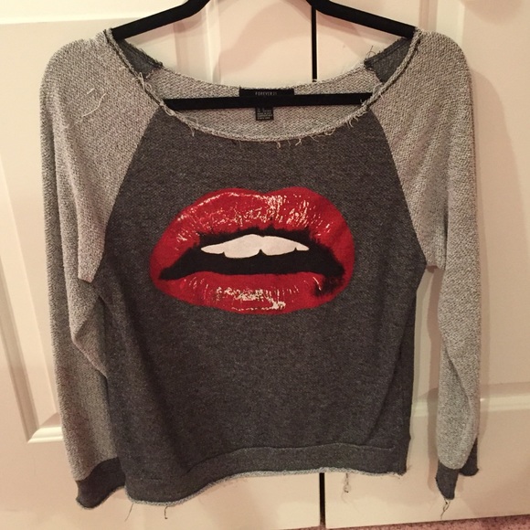 Long sleeve gray shirt with lips decal