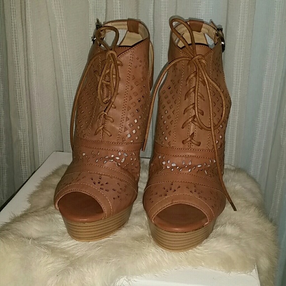 New Bucco shoe - Picture 2 of 4
