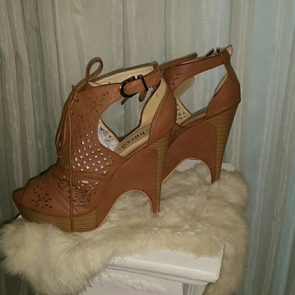 New Bucco shoe - Picture 3 of 4