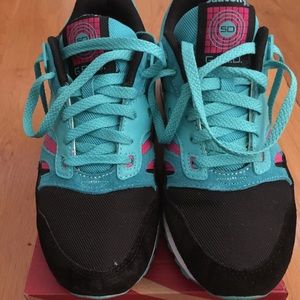 Gently worn Saucony sneakers  teal/black/pink