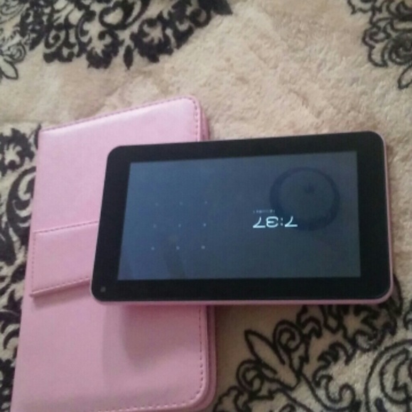 Pink tablet with pink keyboard case - Picture 1 of 1
