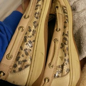 Like new low Sperry's with pattern on side.