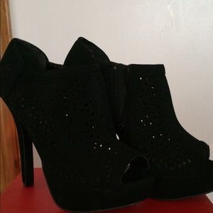 Black heeled shoes