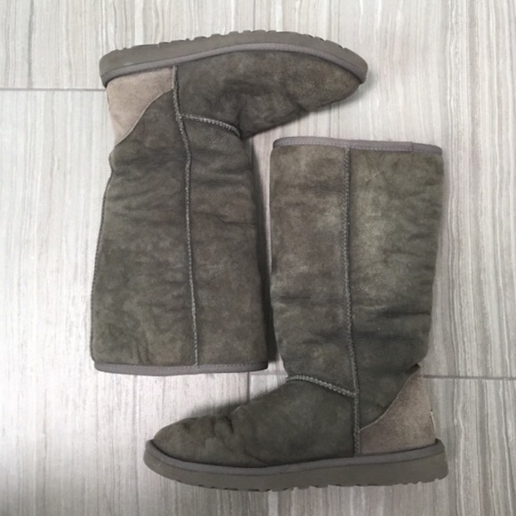 GREY UGGS