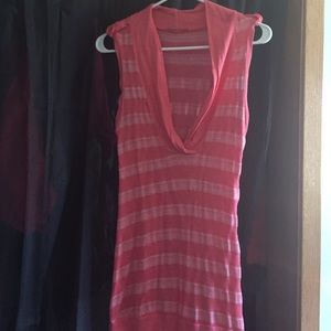 V-neck stripped no sleeve