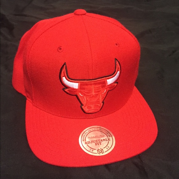 Red Mitchell & Ness fitted Bulls hat