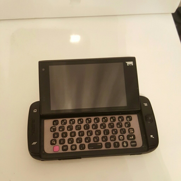 Samsung sidekick 4g Like new!! - Picture 1 of 4