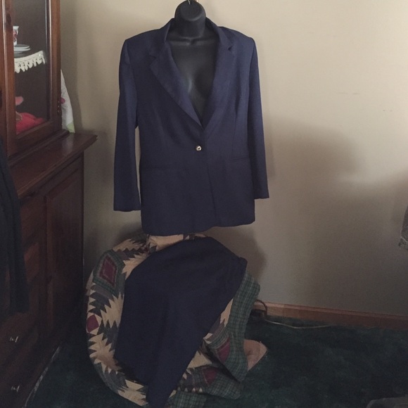 Kathie Lee blazer/skirt outfit. Navy blue