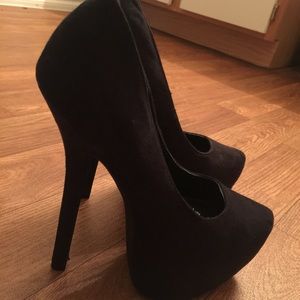 Black Pumps