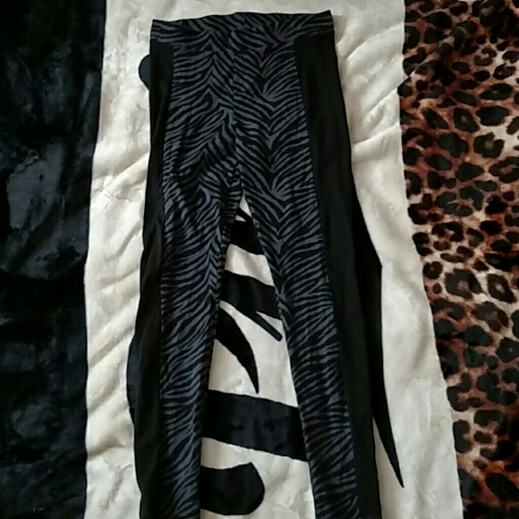NWOT PINK Zebra/Tiger Leggings